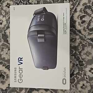 NEW! Samsung VR NEW in box!